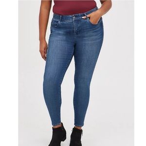 TORRID BOMBSHELL SKINNY JEAN - PREMIUM STRETCH ECO MEDIUM WASH 20R